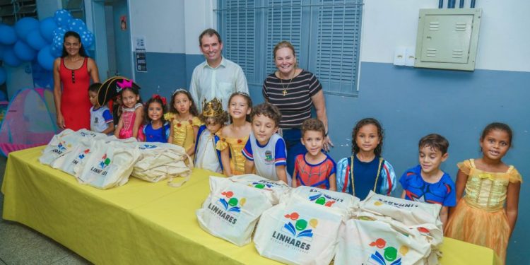 Livros do Programa Linhares, Cidade de Leitores continuam sendo entregues às escolas