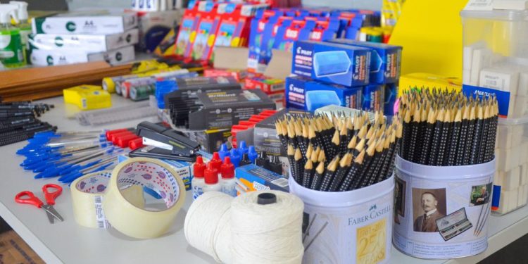 Prefeitura de Linhares conclui entrega de materiais pedagógicos às escolas da educação infantil e fundamental