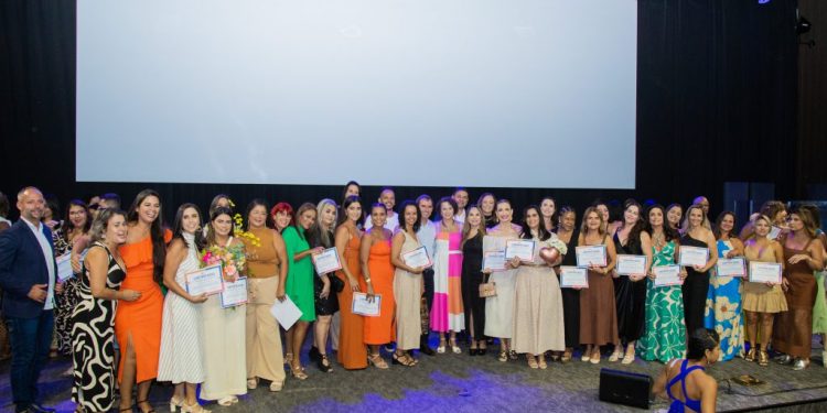 Diretores são diplomados para gerir escolas da Prefeitura de Linhares