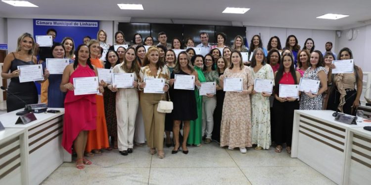 Prefeito de Linhares participa de evento em homenagem às mulheres na Câmara Municipal