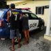 GCM identifica e conduz dois suspeitos após furto de fios em casa de Linhares